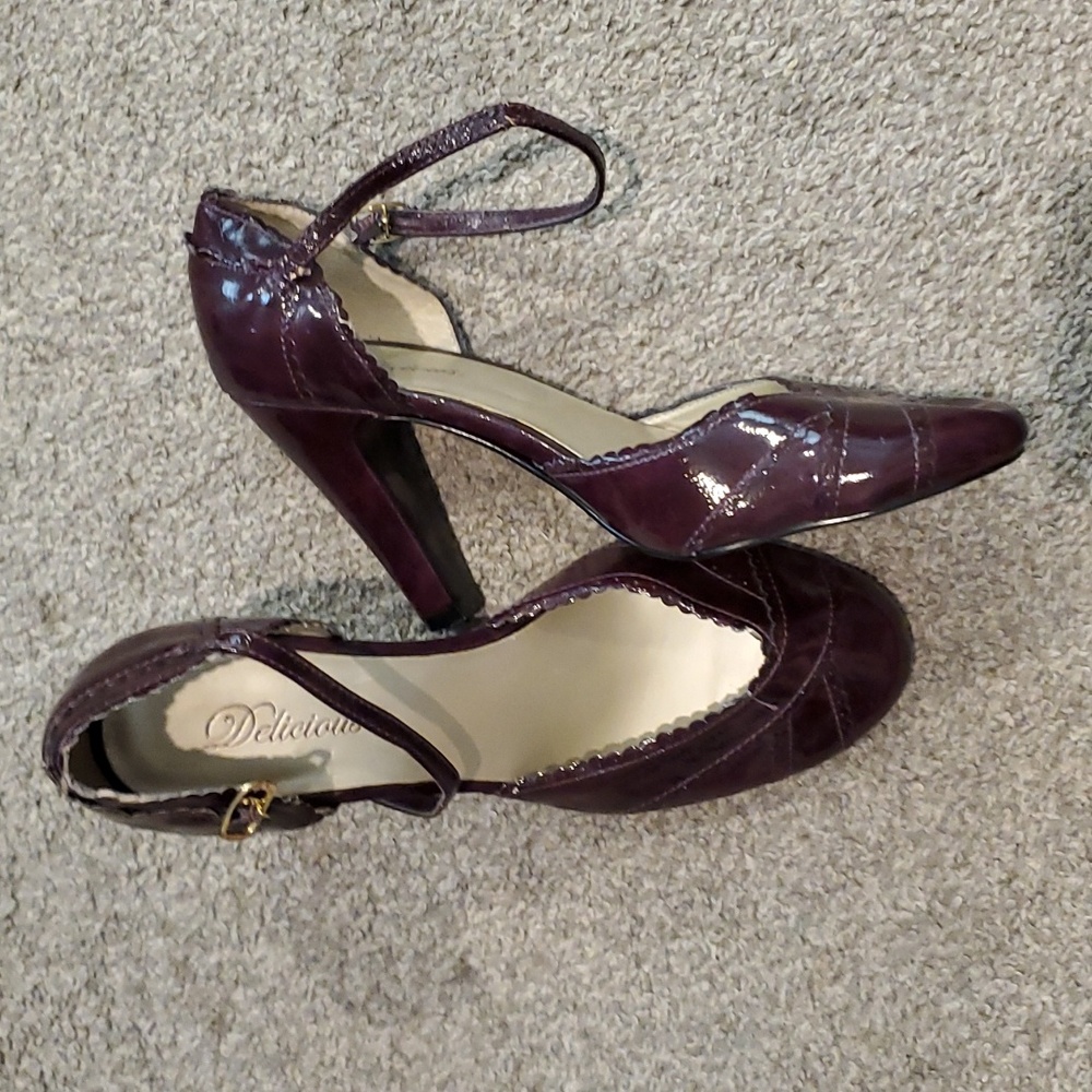 Delicious brand Burgundy heels